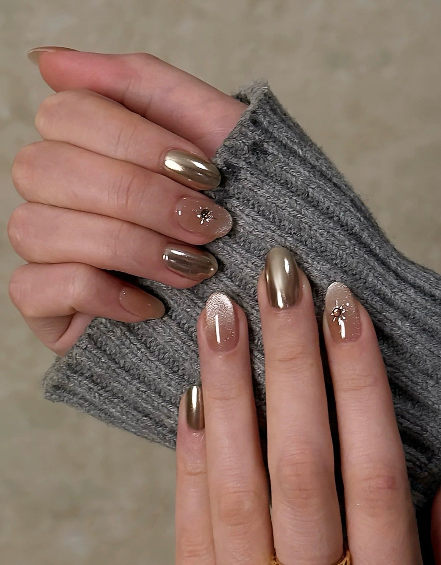 15. Golden Chrome Accent Nails (Chrome Nail Ideas)
