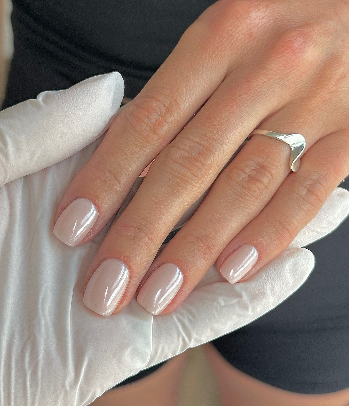 16. Glossy Pearl Chrome Short Nails (Chrome Nail Ideas)