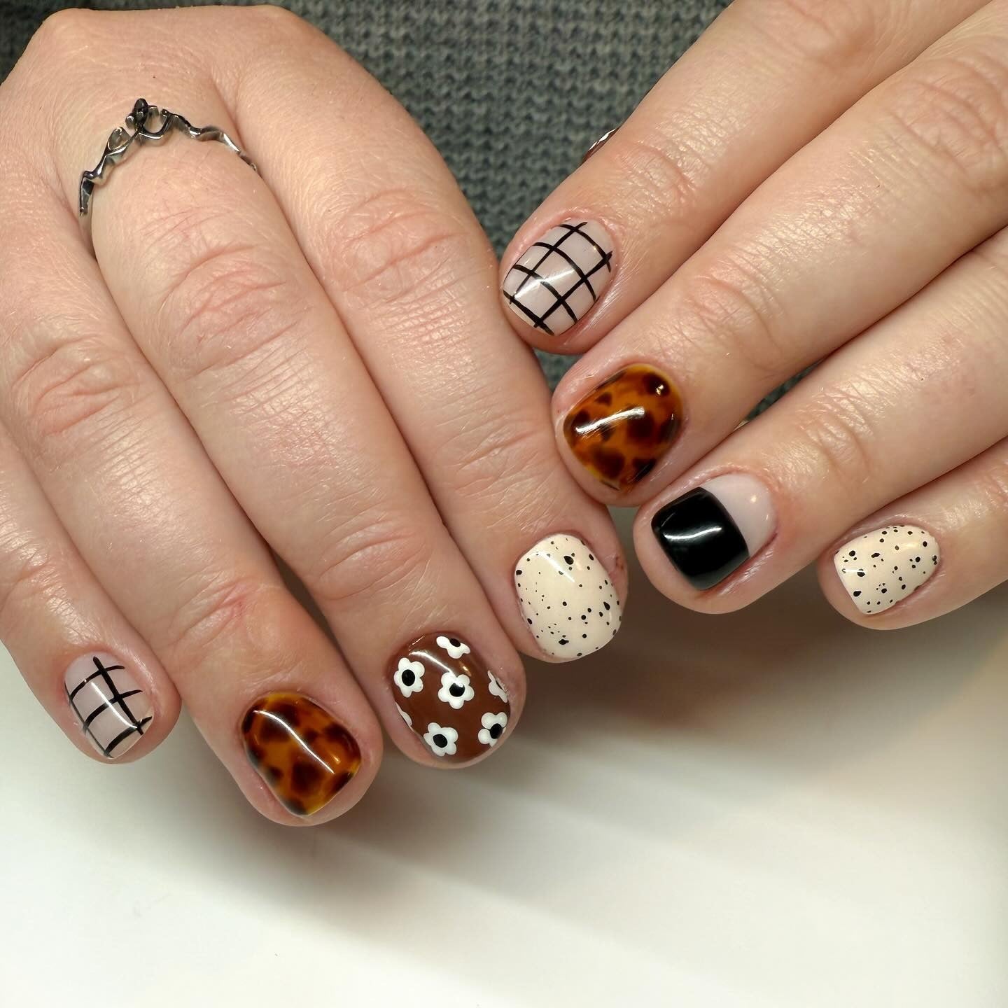 3. Short and Stylish Fall Mix (Thanksgiving Nail Ideas)