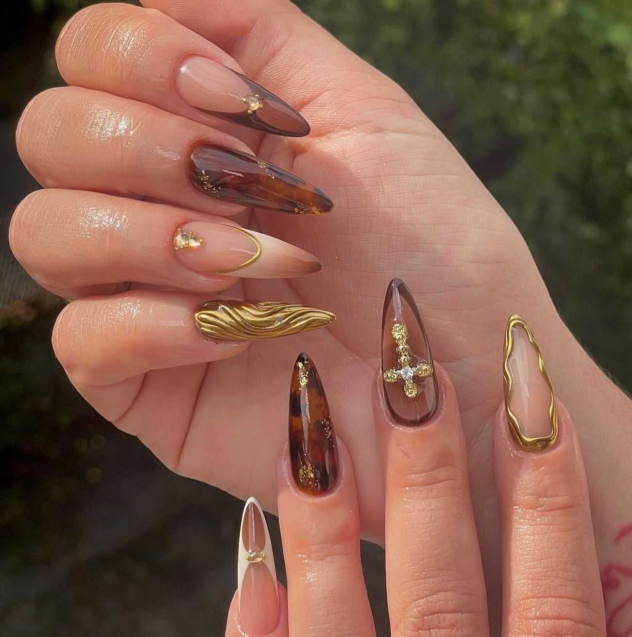 11. Luxe Gold and Tortoiseshell Mix (Thanksgiving Nail Ideas)