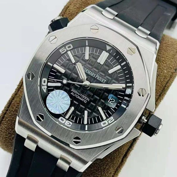 Audemars-Piguet-Men-Royal-Oak-Offshore-Diver-42-mm-in-Stainless-Steel-Black-4.jpg