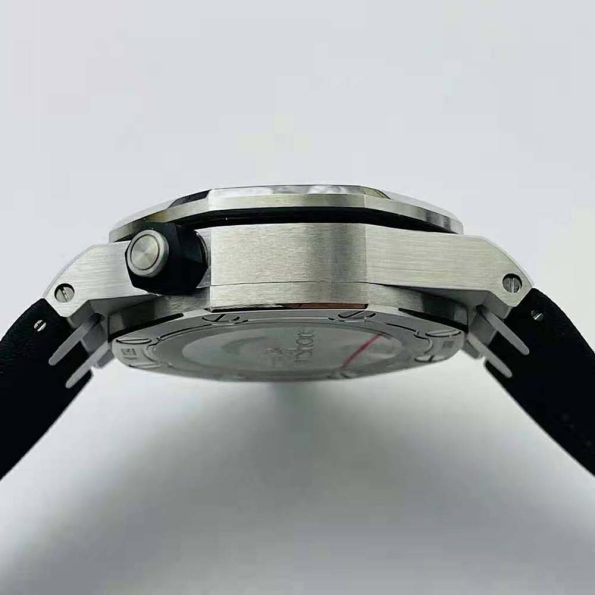 Audemars-Piguet-Men-Royal-Oak-Offshore-Diver-42-mm-in-Stainless-Steel-Black-7.jpg