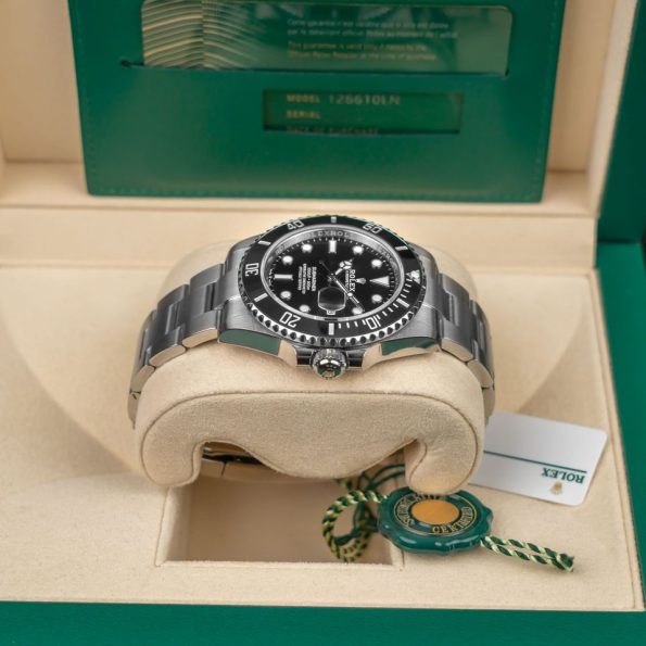 Rolex-Submariner-41mm-Date-Black-Dial-Oyster3.jpg